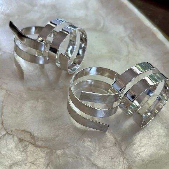 Set of 4 Modern Silver-Plated Spiral Napkin Rings – Minimalist Table Decor - Picture 11 of 15